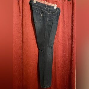 Vintage America Wonderland flare. Elastic in the waistline for that perfect fit.